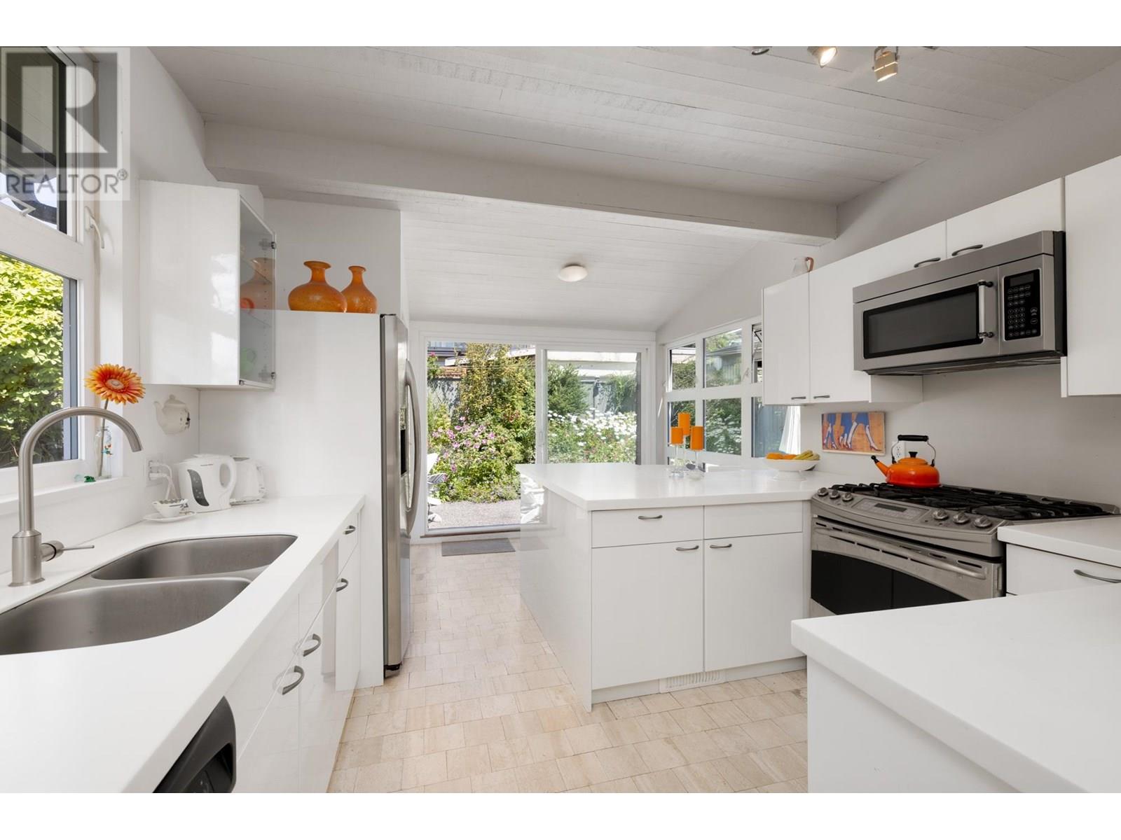 2433 MATHERS AVENUE, West Vancouver