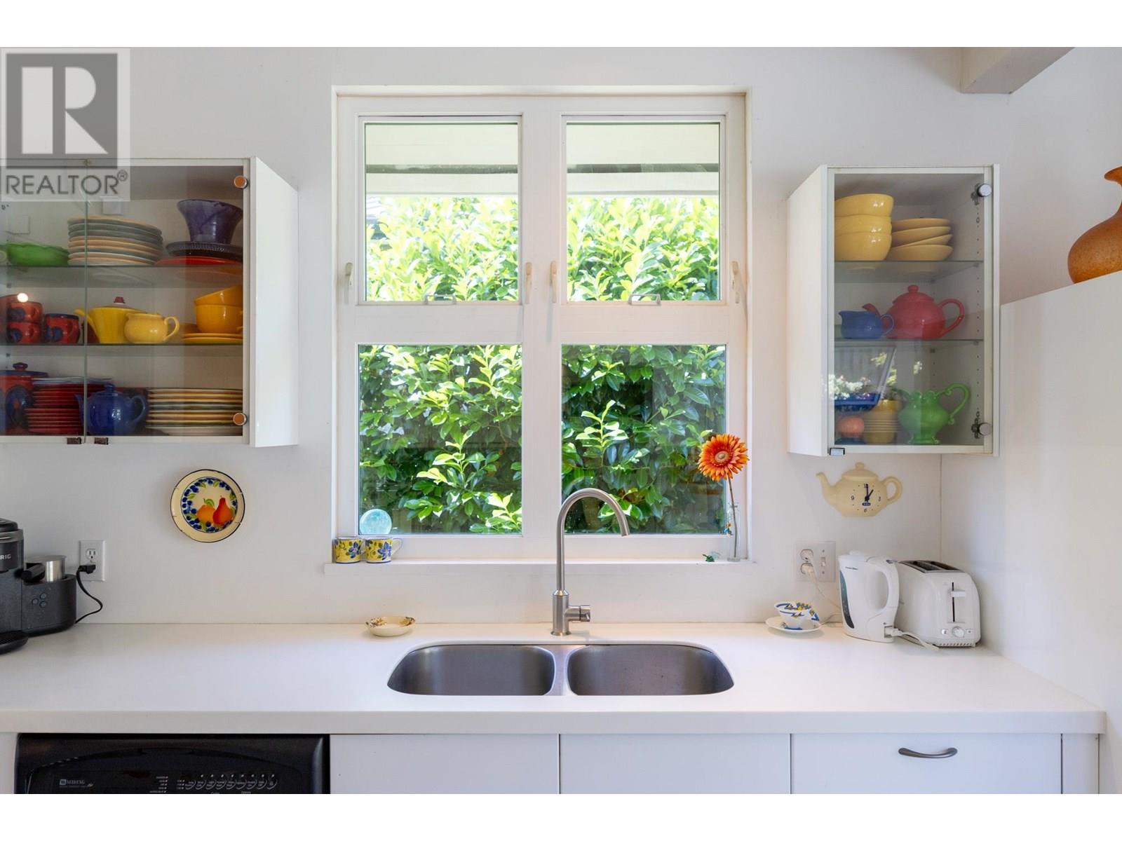 2433 MATHERS AVENUE, West Vancouver