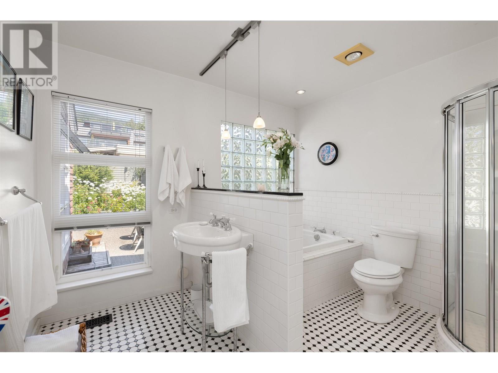 2433 MATHERS AVENUE, West Vancouver