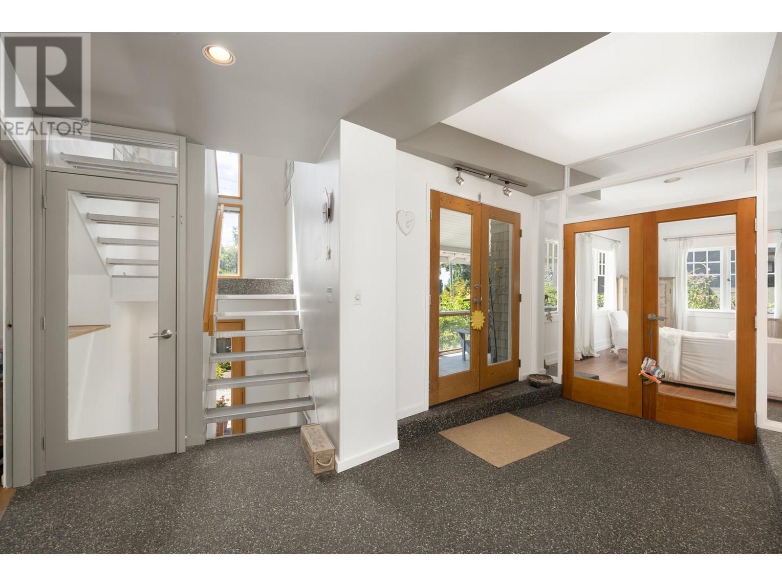 2433 MATHERS AVENUE, West Vancouver