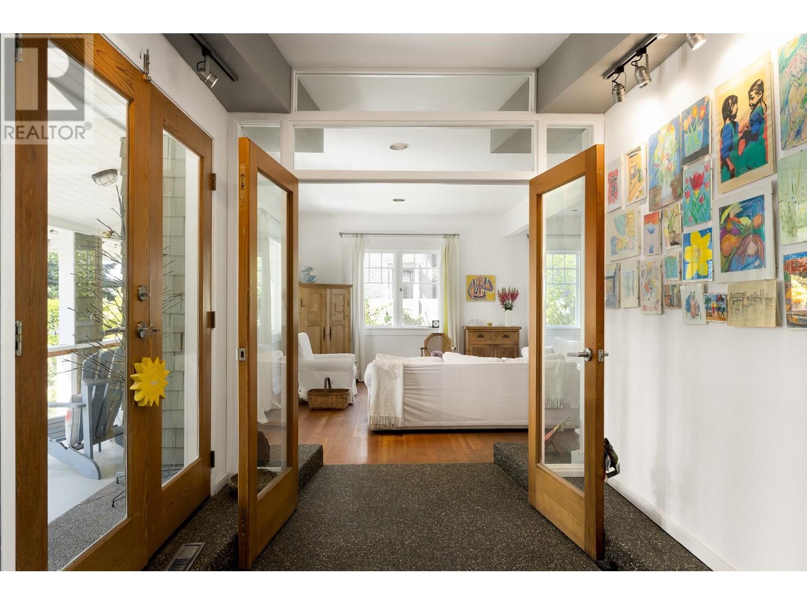 2433 MATHERS AVENUE, West Vancouver