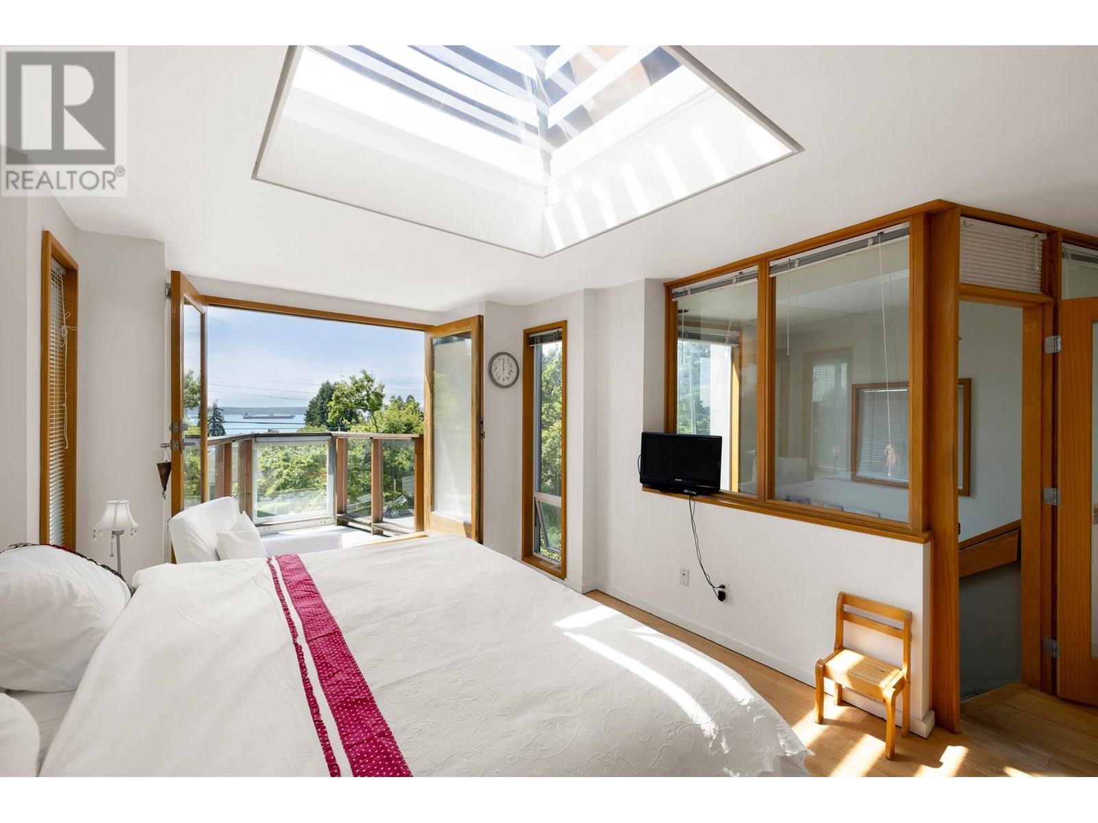 2433 MATHERS AVENUE, West Vancouver