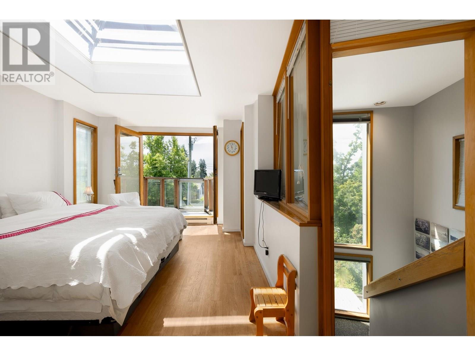 2433 MATHERS AVENUE, West Vancouver