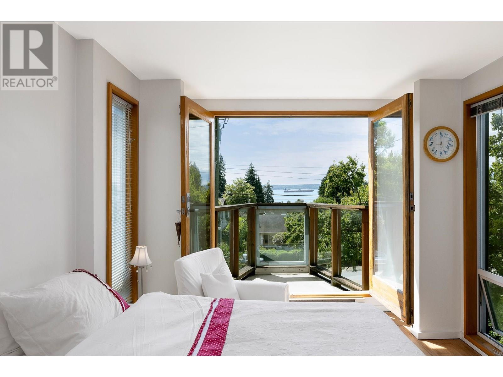 2433 MATHERS AVENUE, West Vancouver