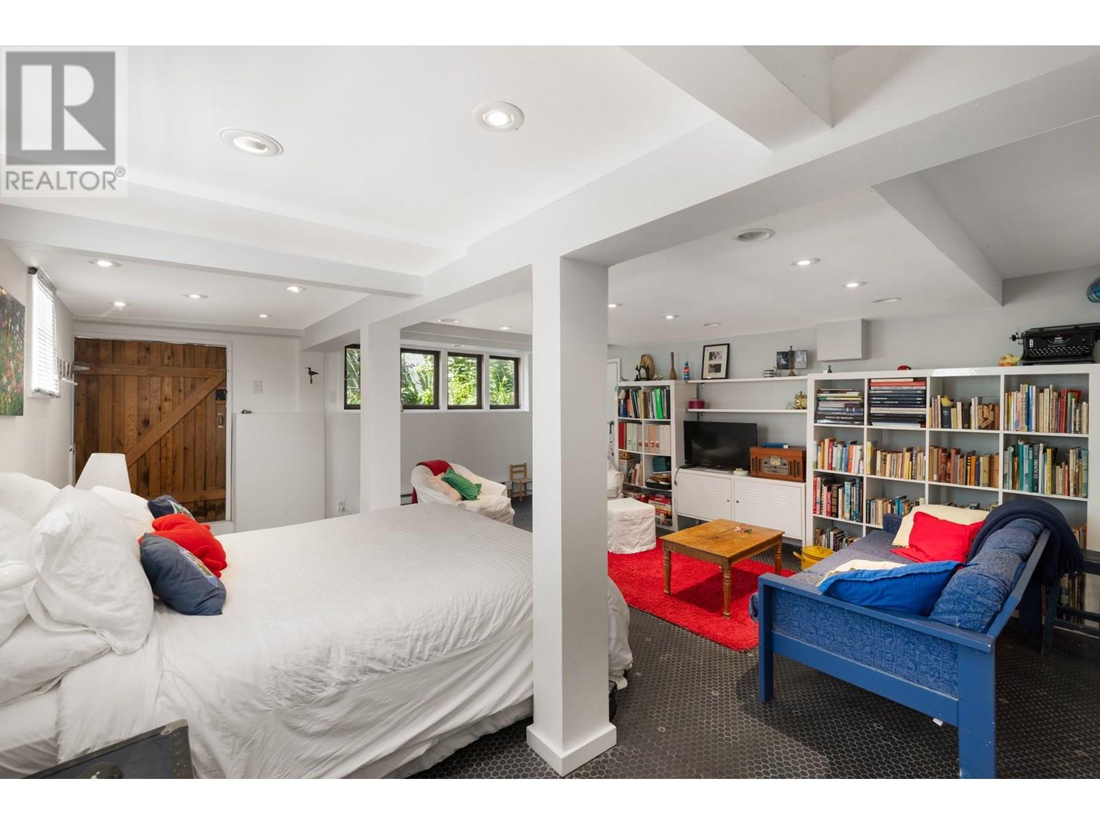 2433 MATHERS AVENUE, West Vancouver