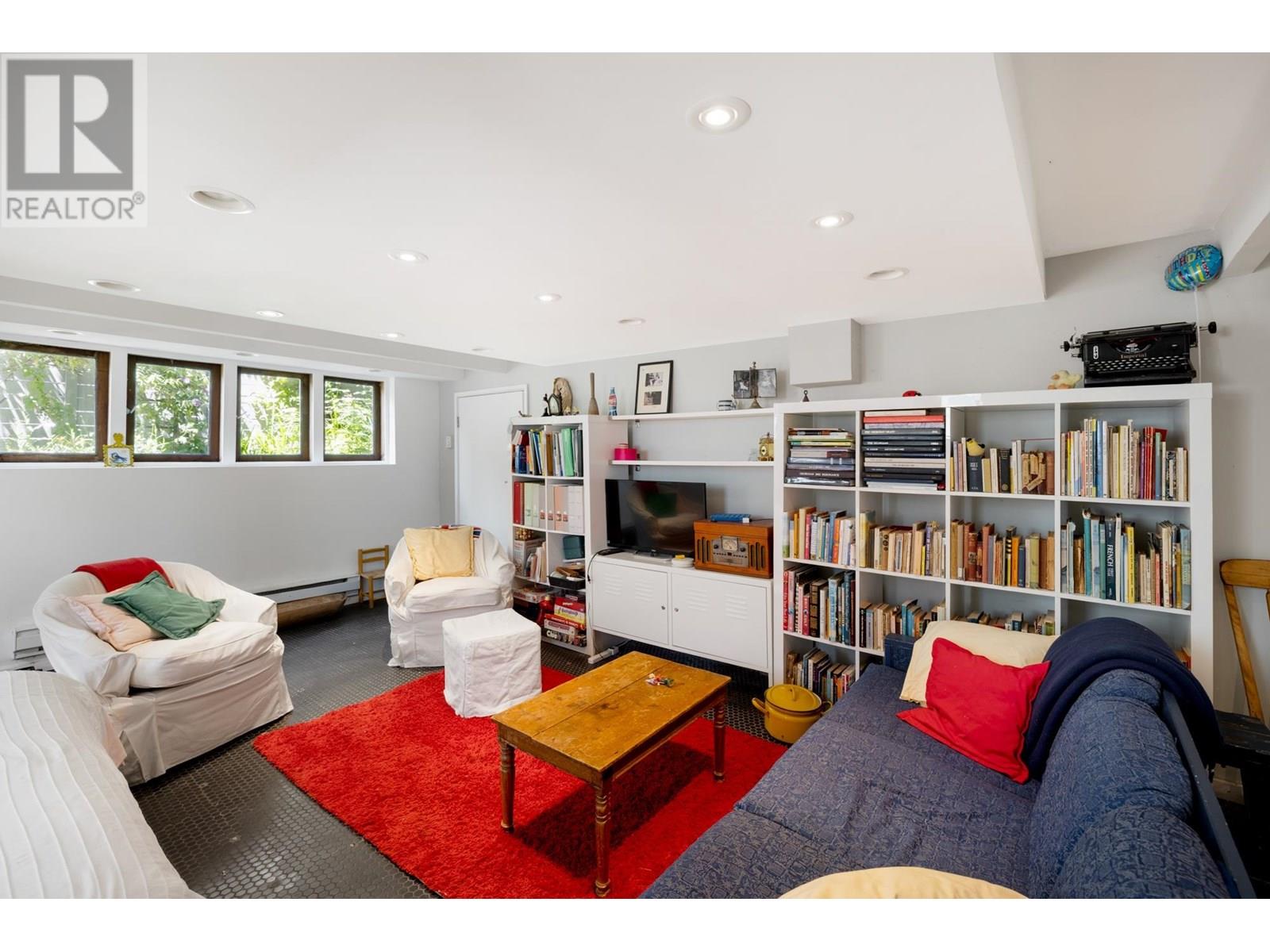 2433 MATHERS AVENUE, West Vancouver