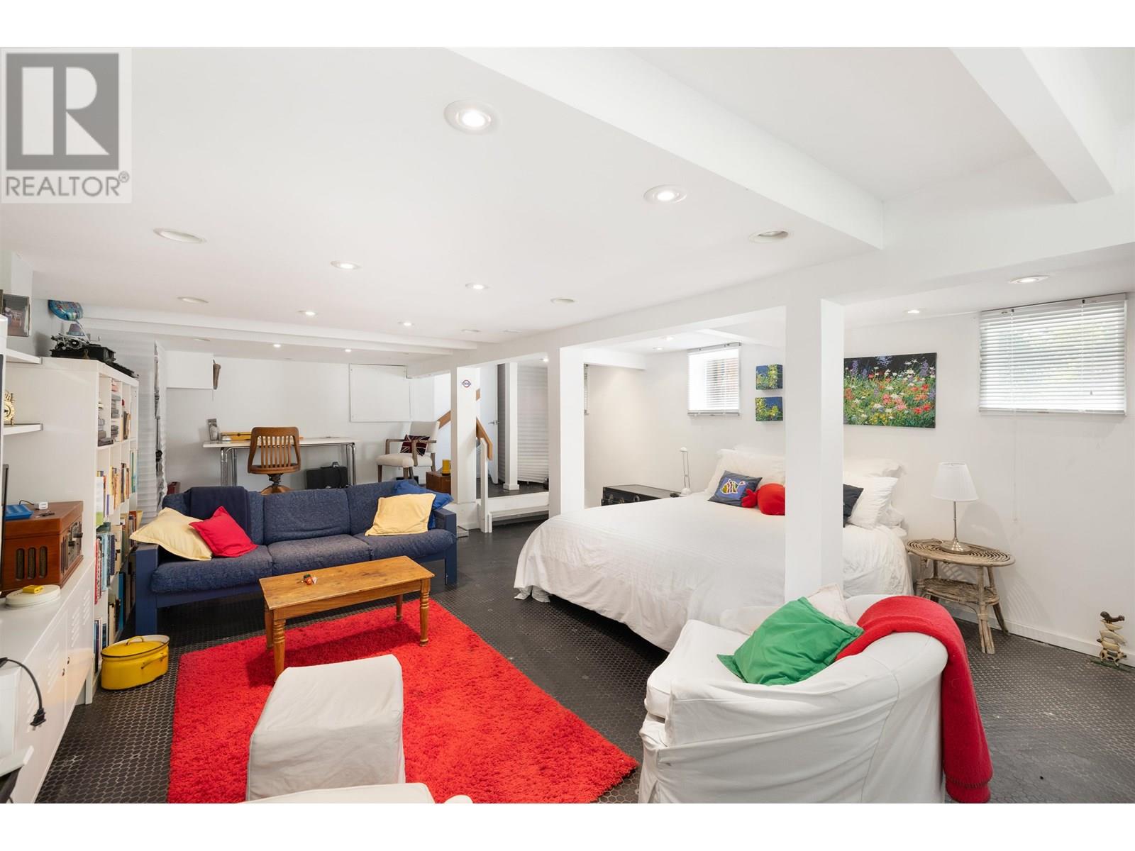 2433 MATHERS AVENUE, West Vancouver