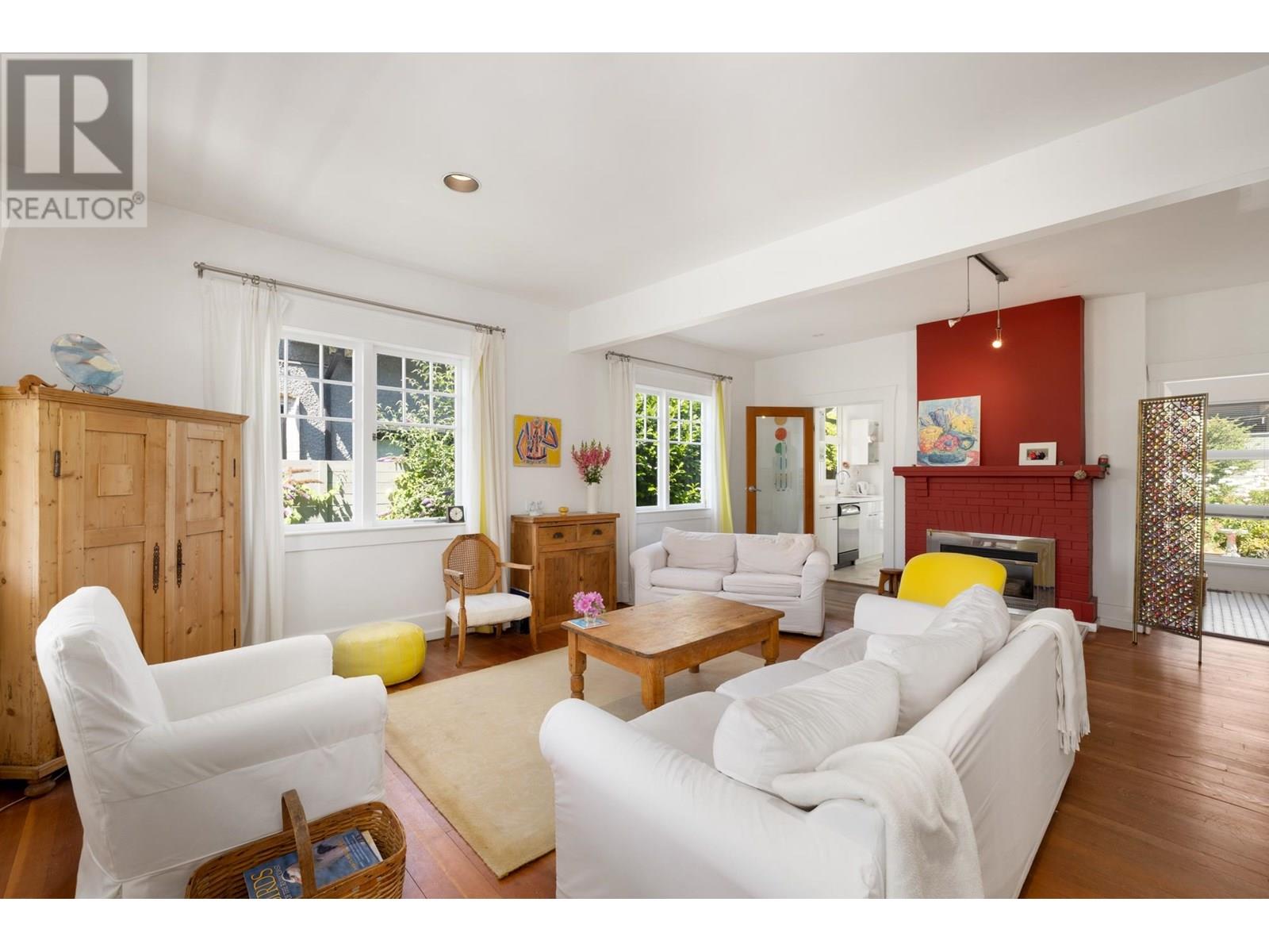 2433 MATHERS AVENUE, West Vancouver