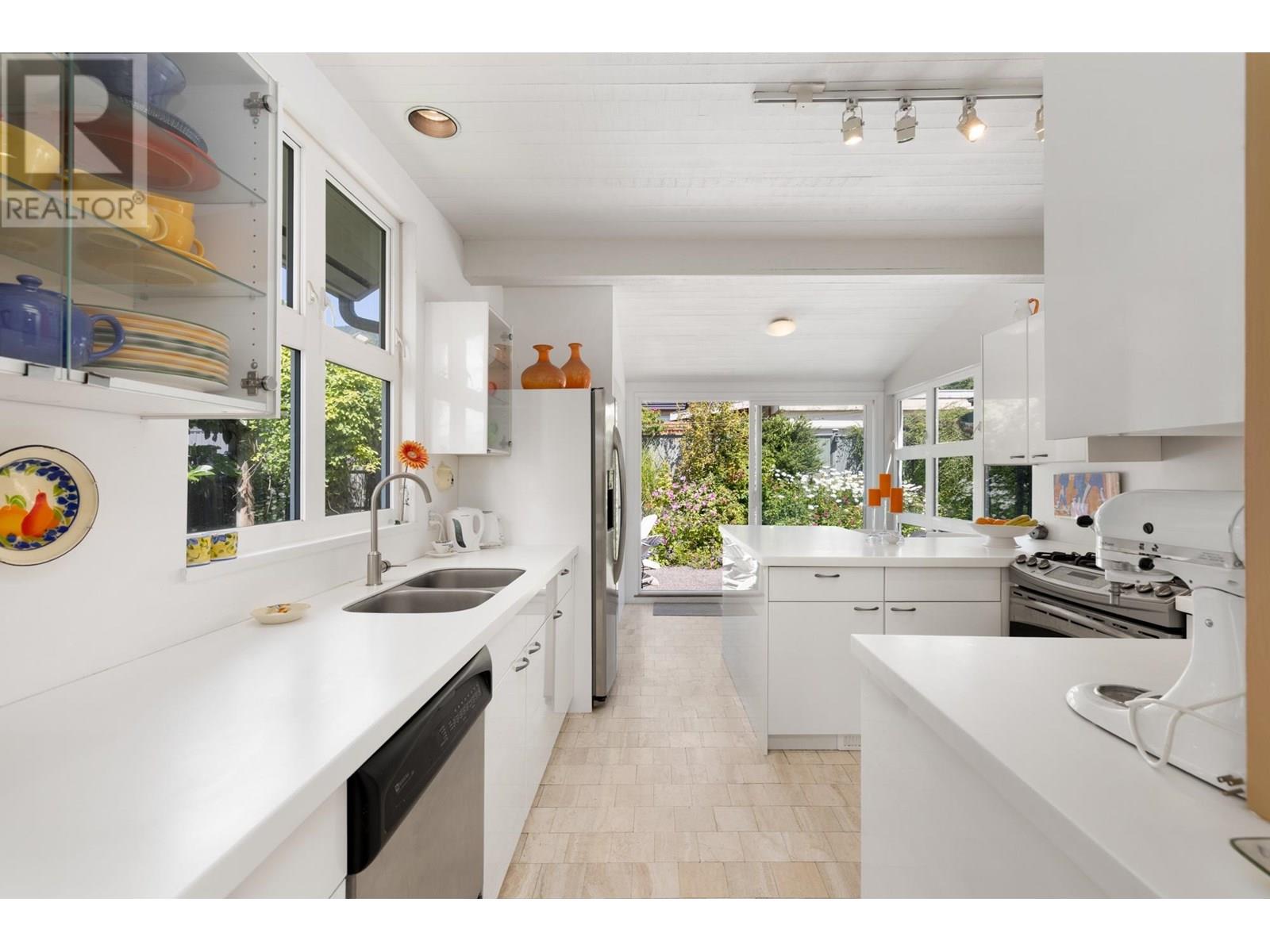 2433 MATHERS AVENUE, West Vancouver