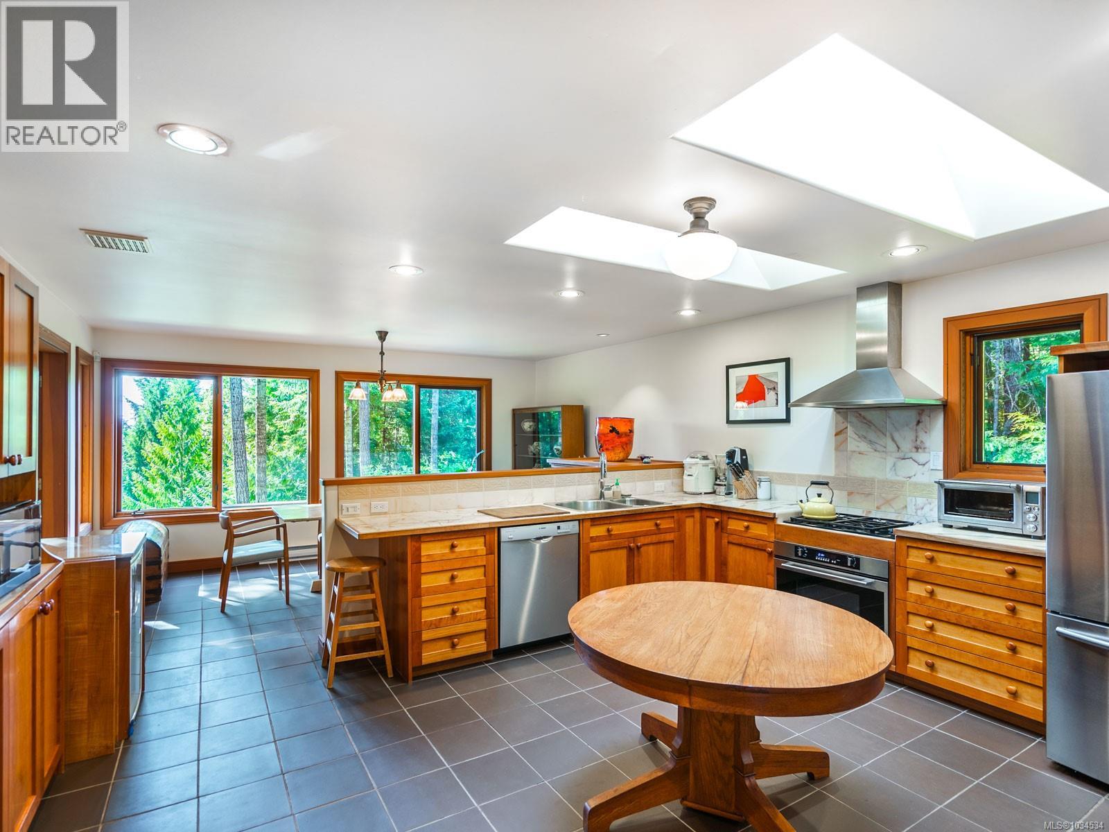 1055 Spider Lake Rd, Qualicum Beach