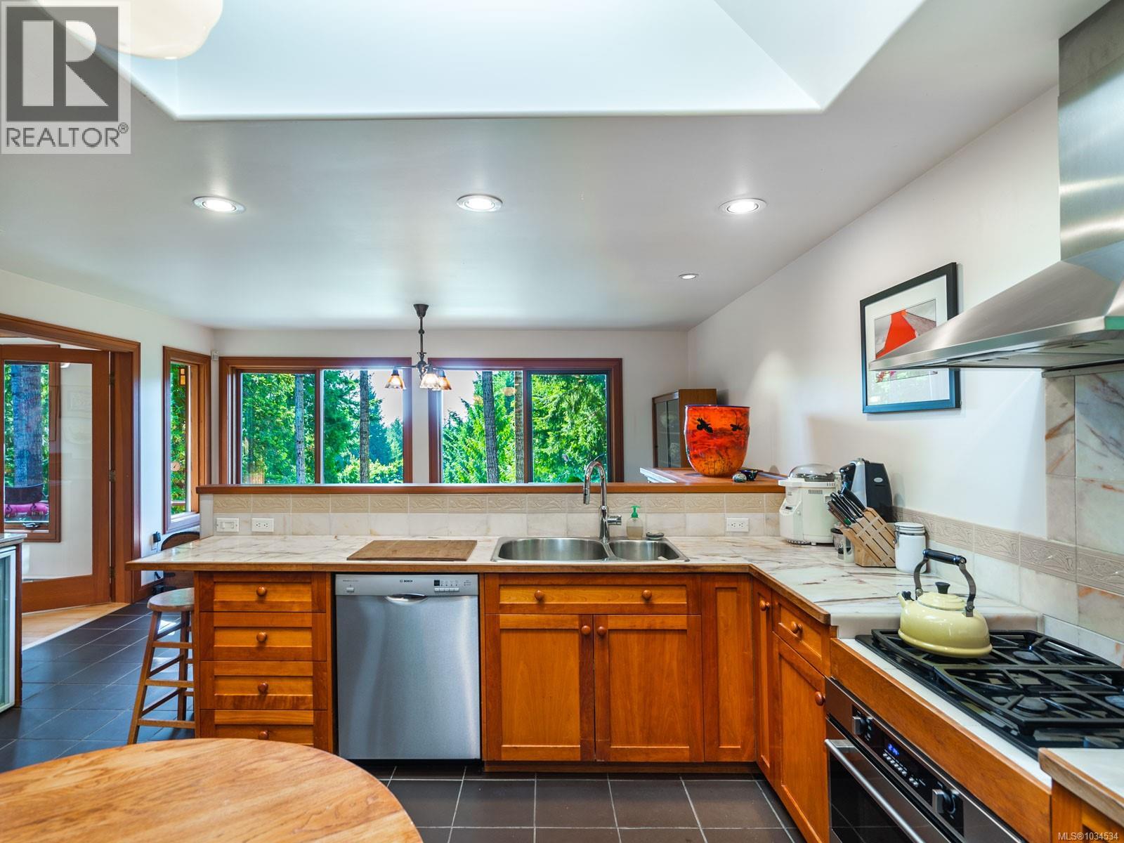 1055 Spider Lake Rd, Qualicum Beach