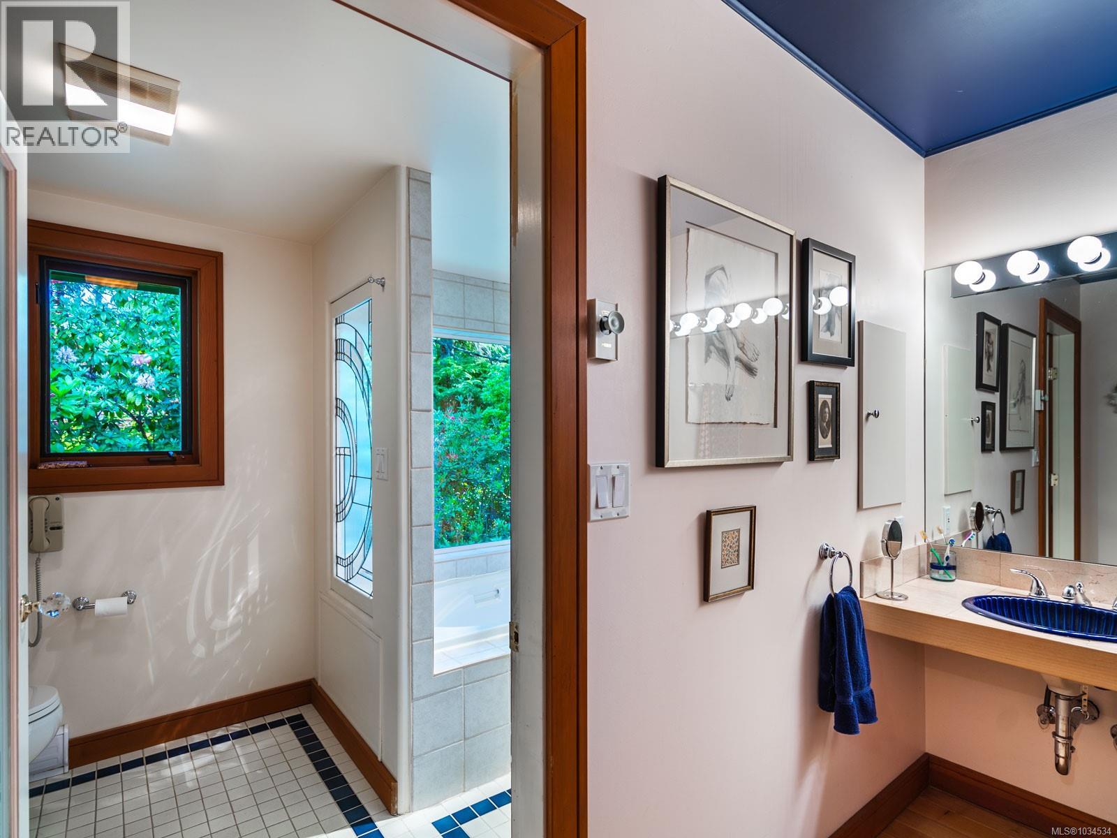 1055 Spider Lake Rd, Qualicum Beach