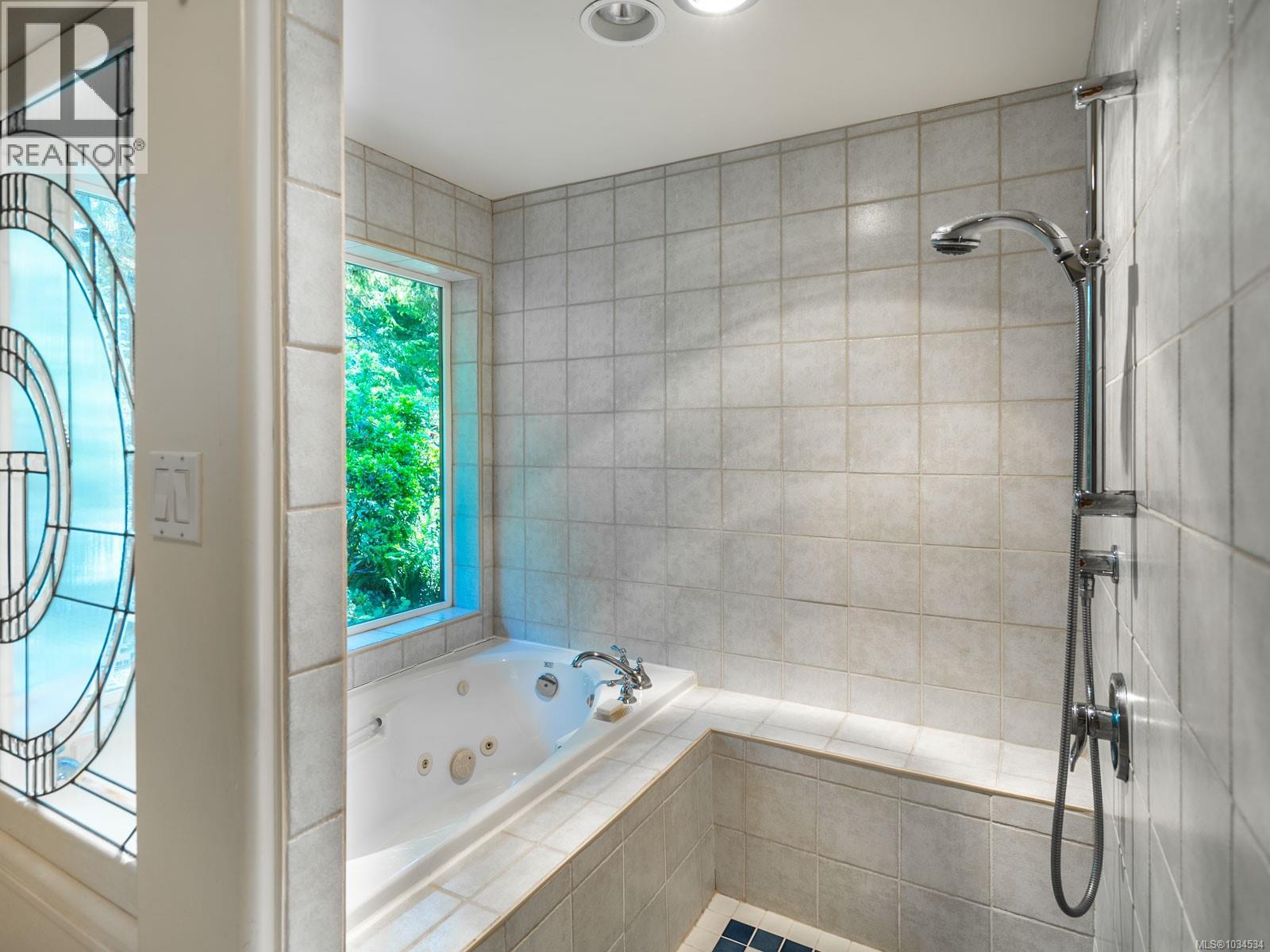 1055 Spider Lake Rd, Qualicum Beach