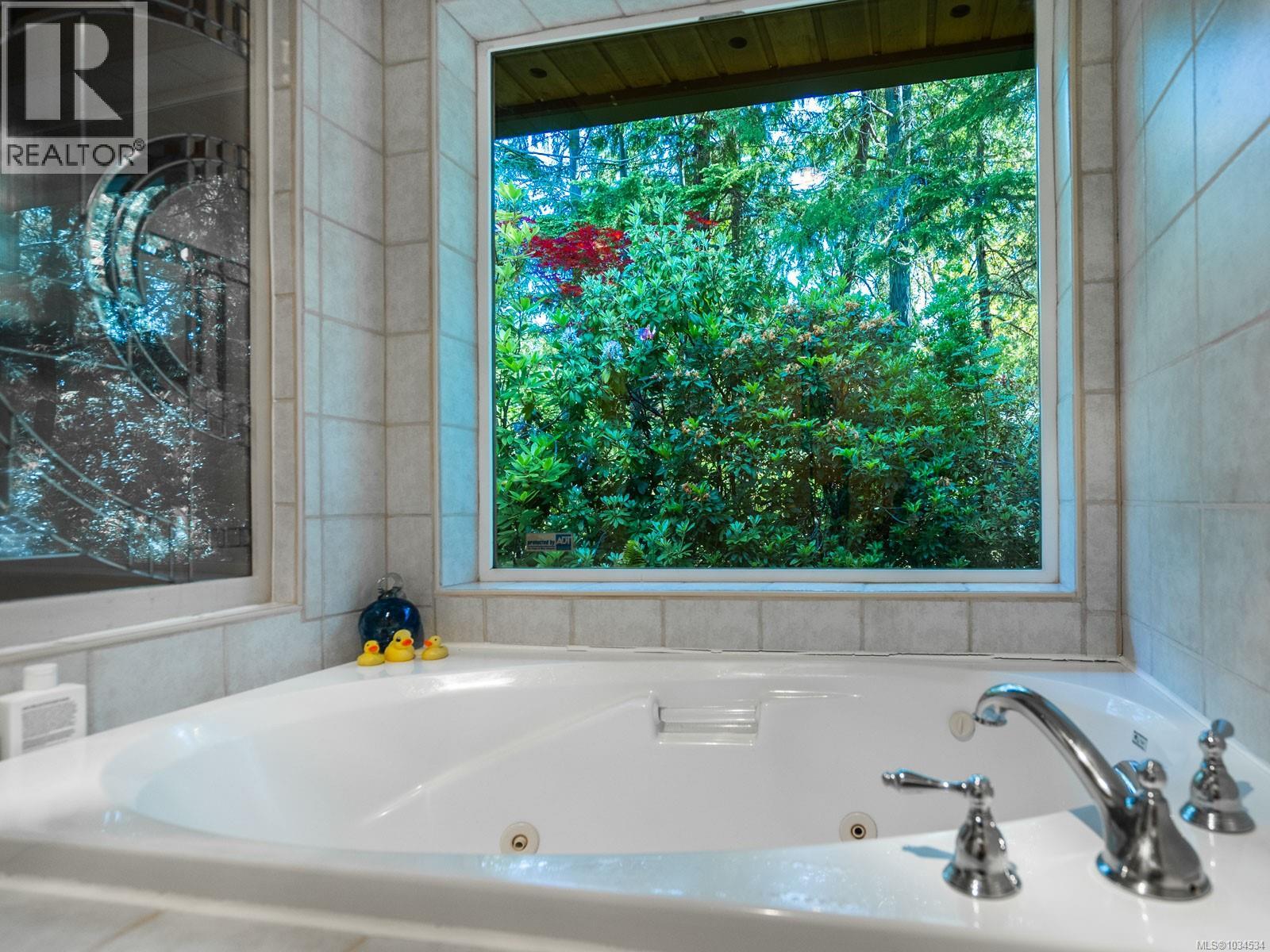1055 Spider Lake Rd, Qualicum Beach