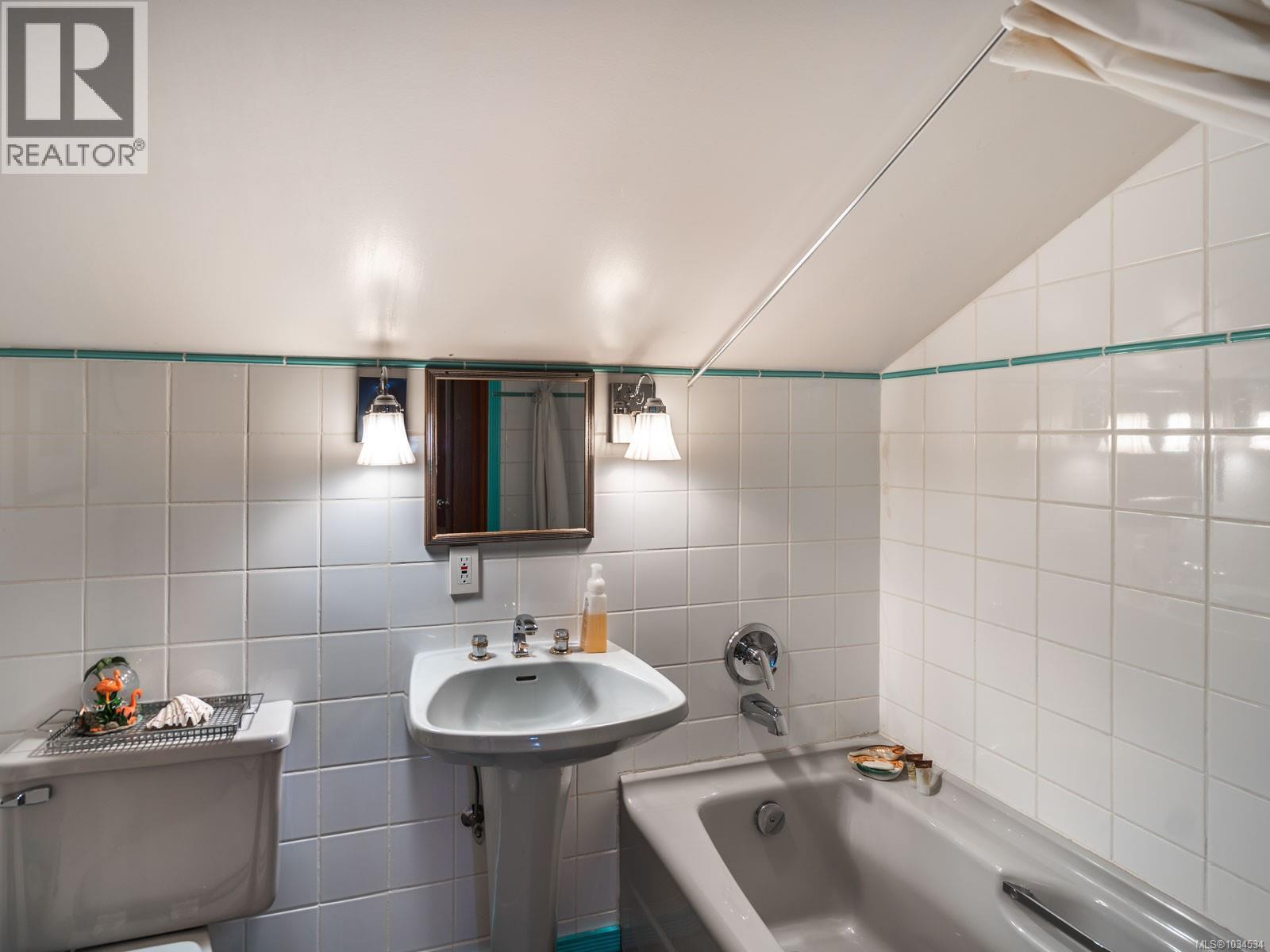 1055 Spider Lake Rd, Qualicum Beach