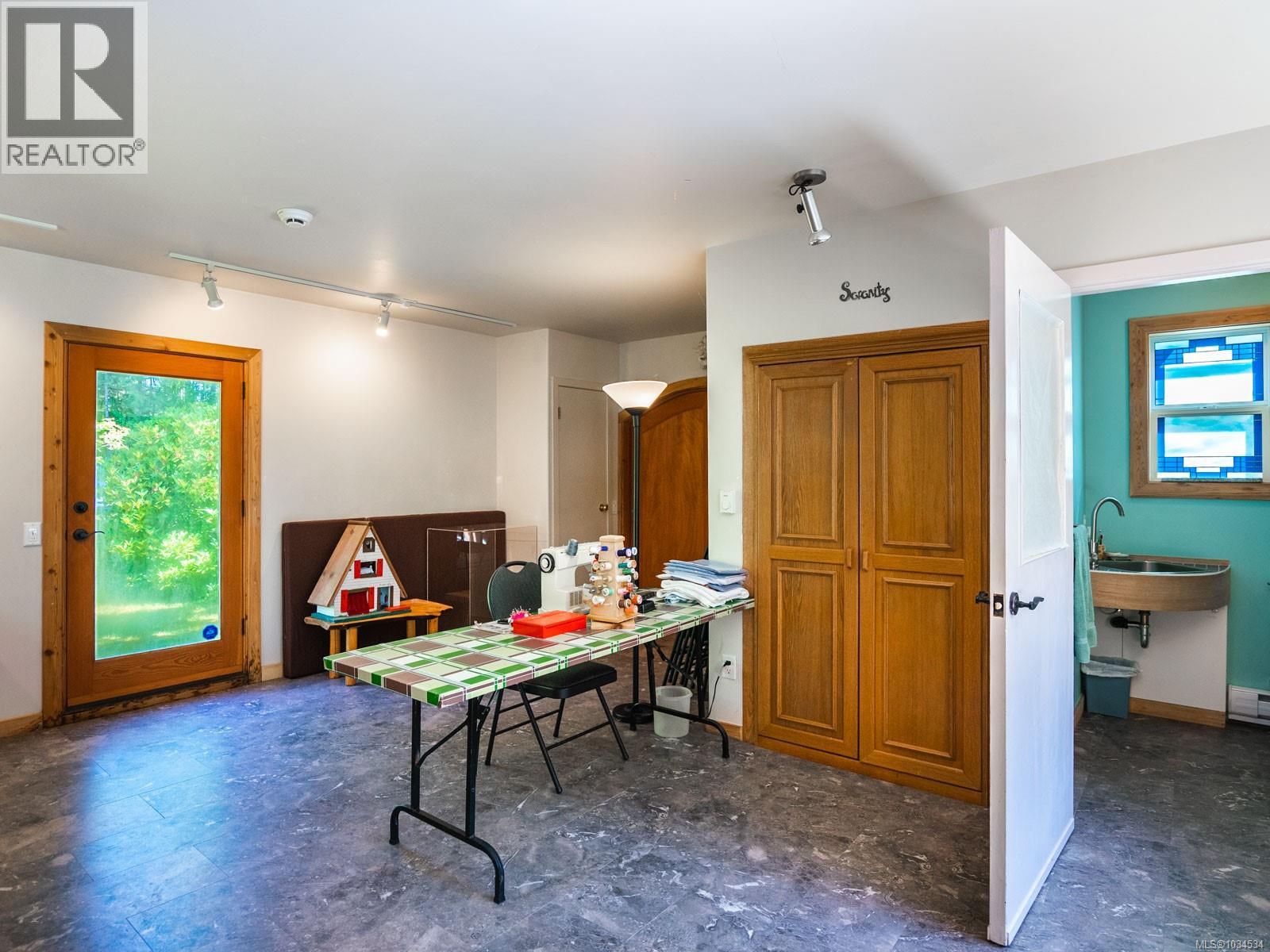 1055 Spider Lake Rd, Qualicum Beach