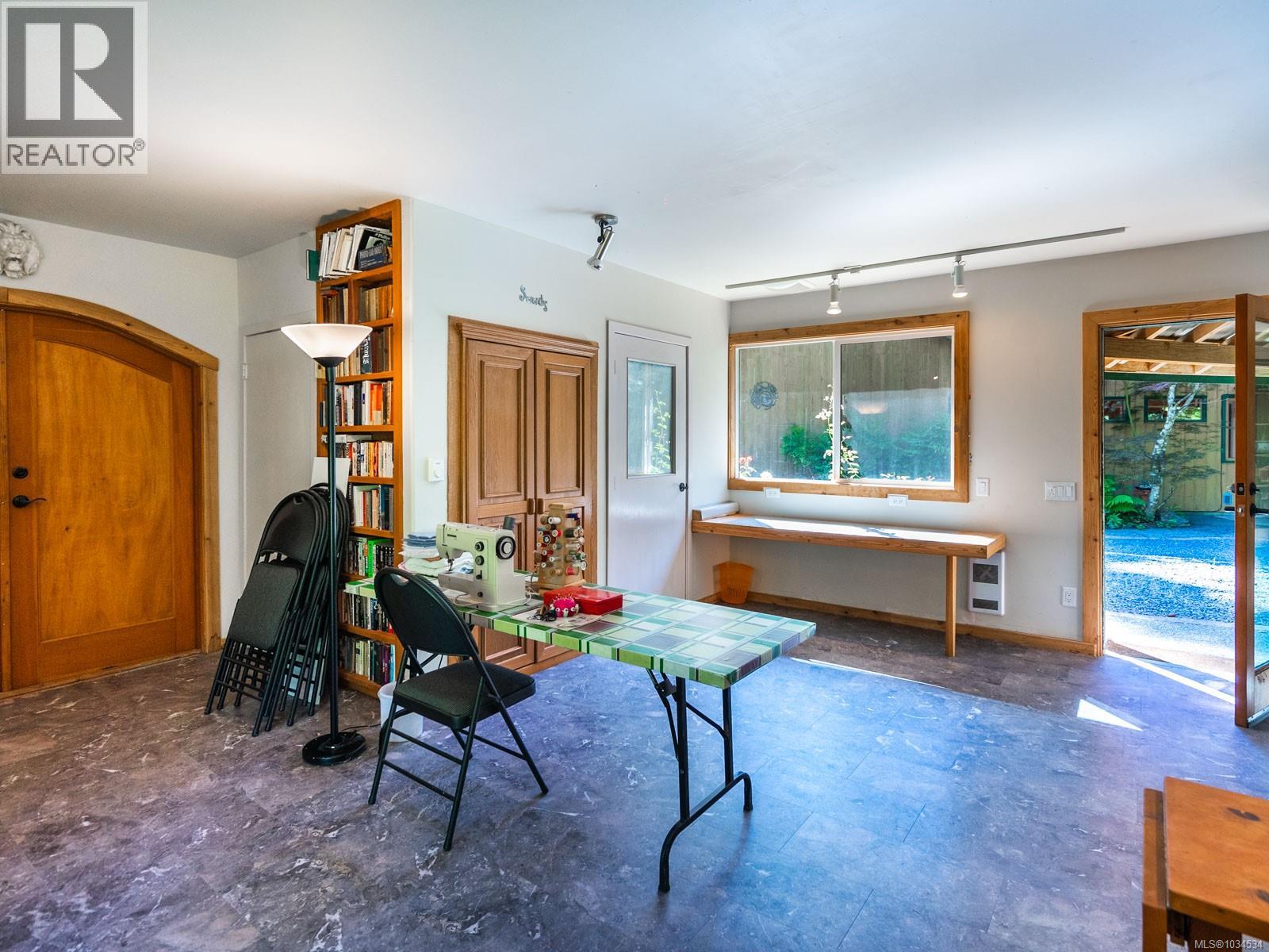 1055 Spider Lake Rd, Qualicum Beach